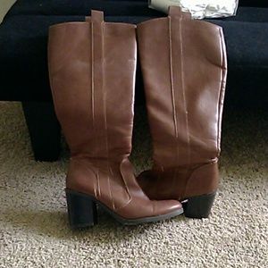 Tan boots with side zipper