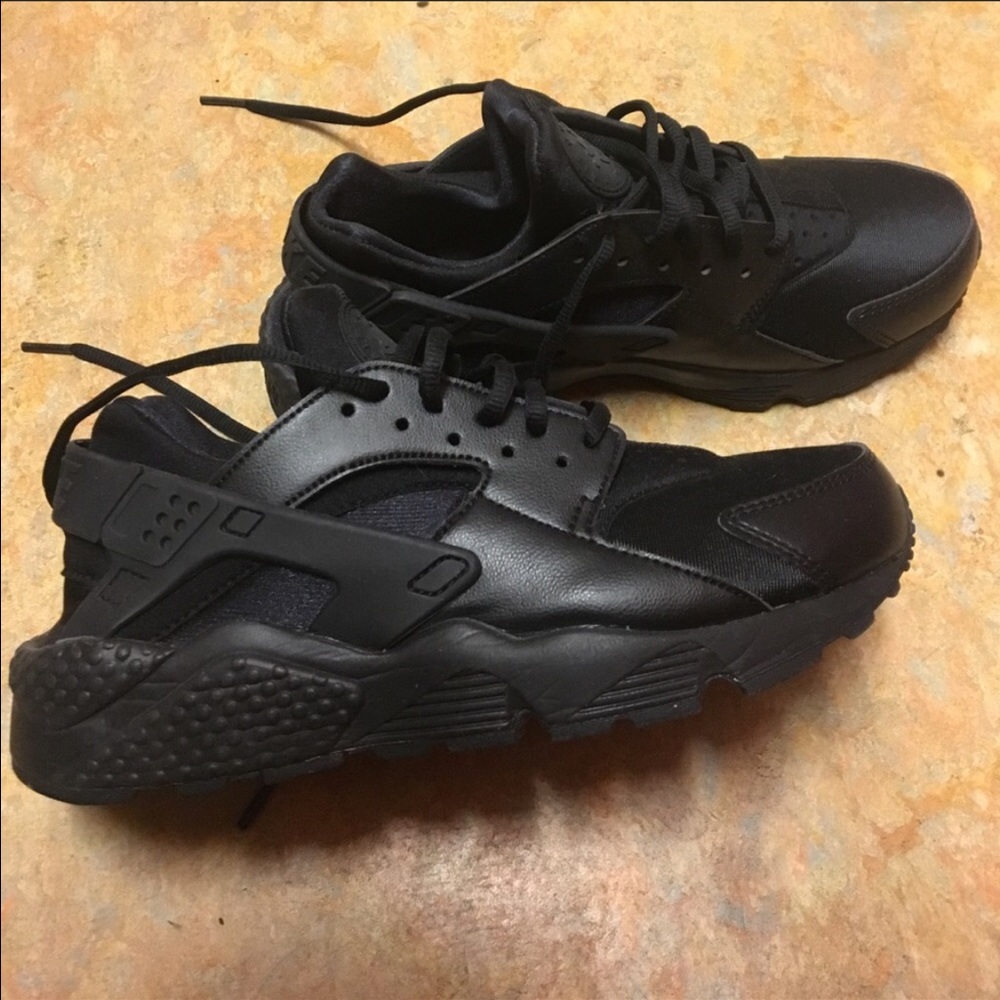 ⭐️Nike Hurarches all black ⭐️