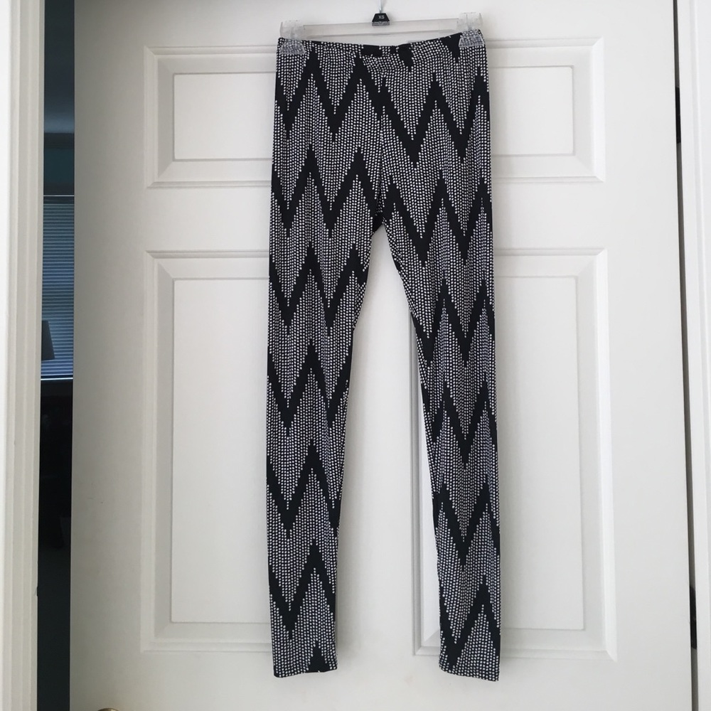 Black & White Chevron Patterned Leggings