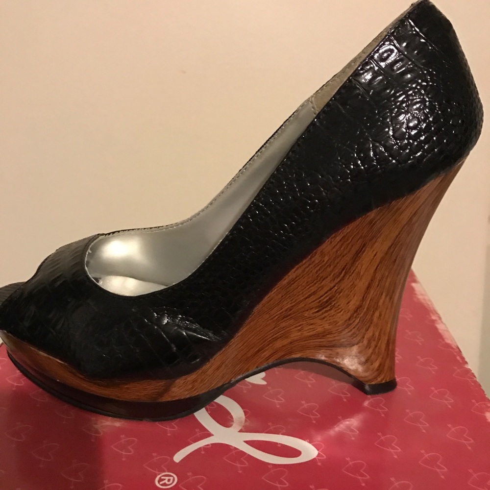Black , wood wedge shoes