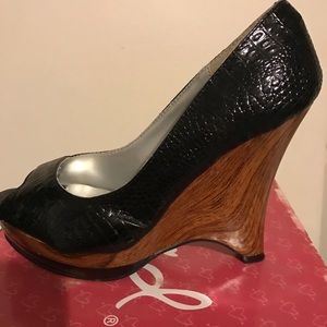Black , wood wedge shoes