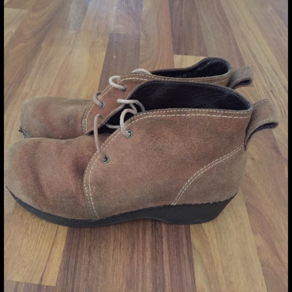 Dansko boots! Very cute.