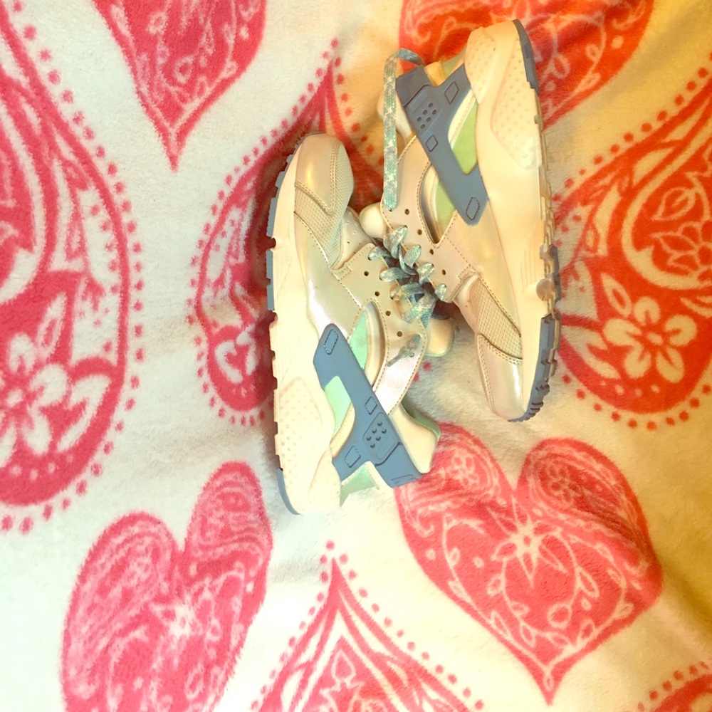 A pair of size 7 Nike huaraches