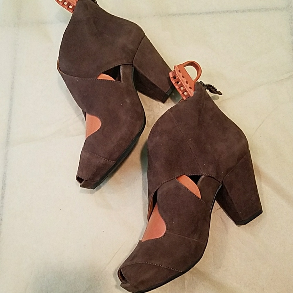 Earthies Cross Strap Suede Peep Toe Shoes Sz 7B