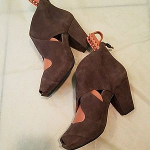 Earthies Cross Strap Suede Peep Toe Shoes Sz 7B