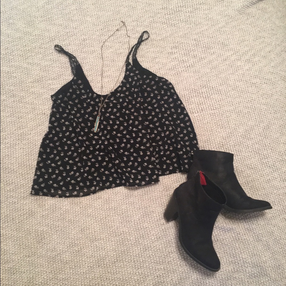 Black print flowy crop top