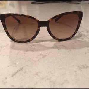 SOLD on ♏️ Tory Burch folding sunglasses