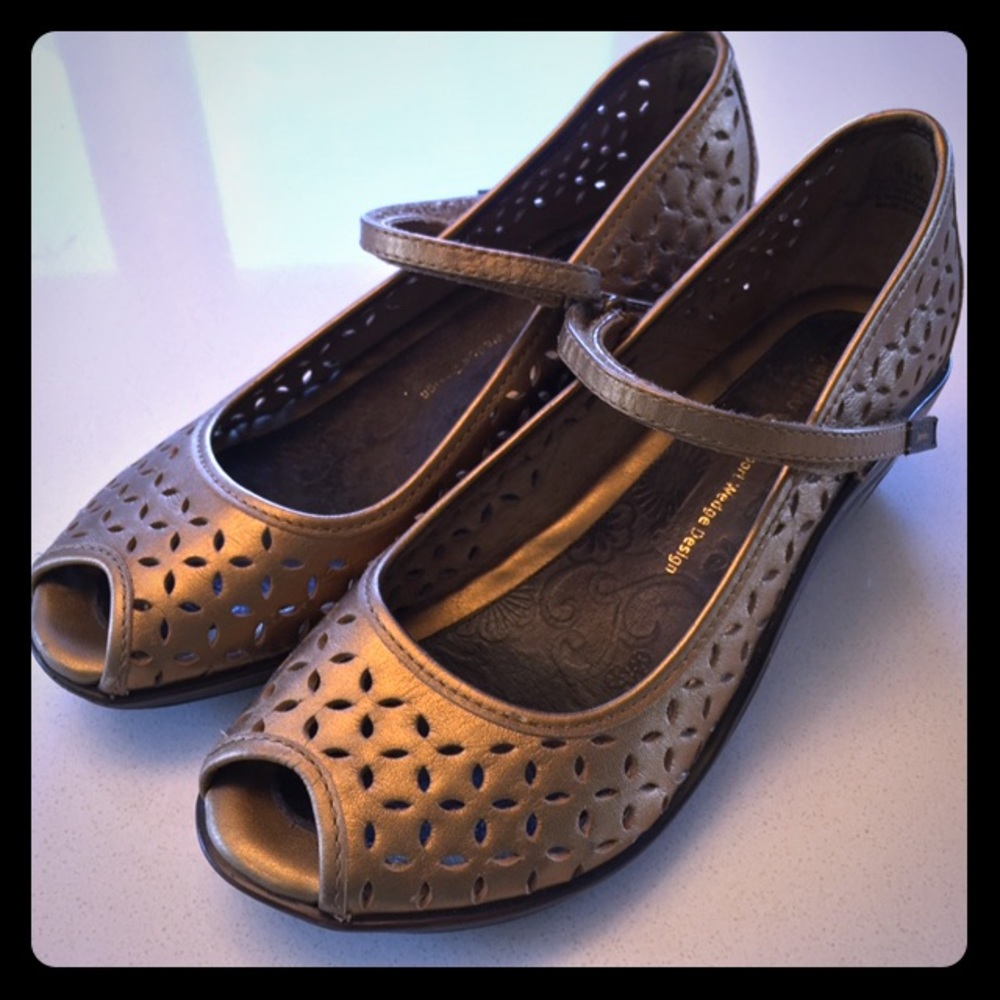 FINAL PRICE! Bronze Jambu Sport Wedge