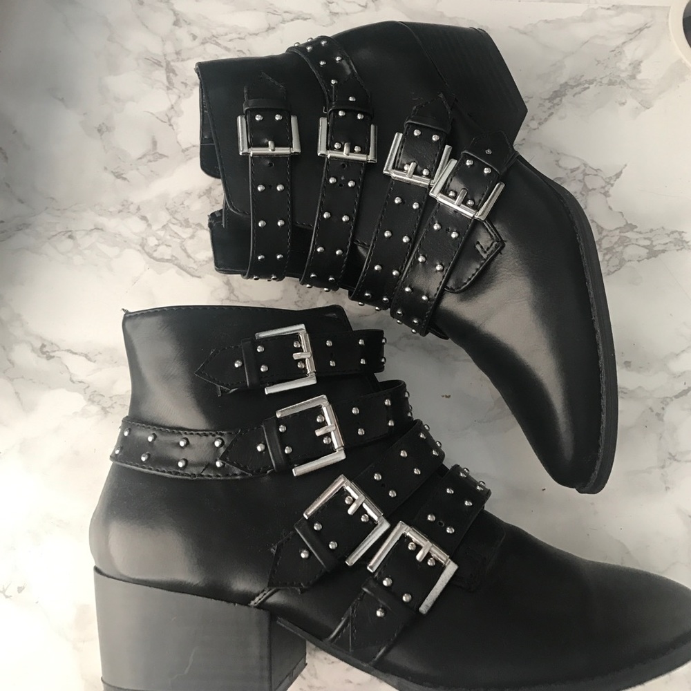 Super stylish Forever 21 buckled Boots!!