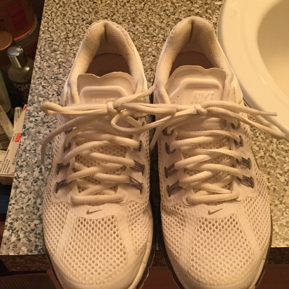 WHITE NIKE AIRMAX