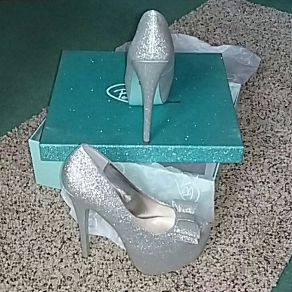 Cinderella's Shoes Betsey Johnson Silver Heels - Picture 3 of 7