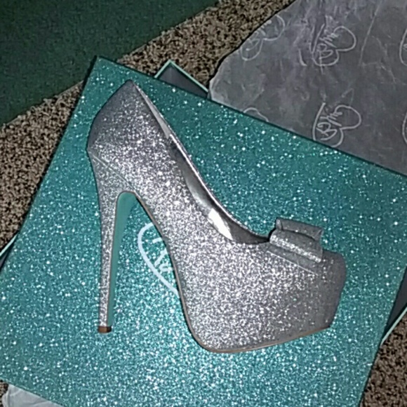Cinderella's Shoes Betsey Johnson Silver Heels - Picture 4 of 7