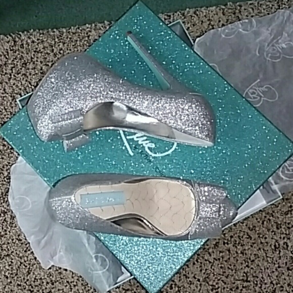Cinderella's Shoes Betsey Johnson Silver Heels - Picture 5 of 7