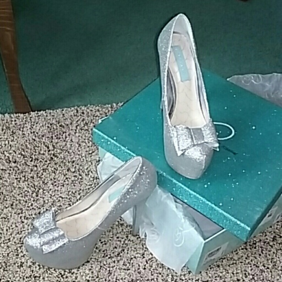 Cinderella's Shoes Betsey Johnson Silver Heels - Picture 6 of 7