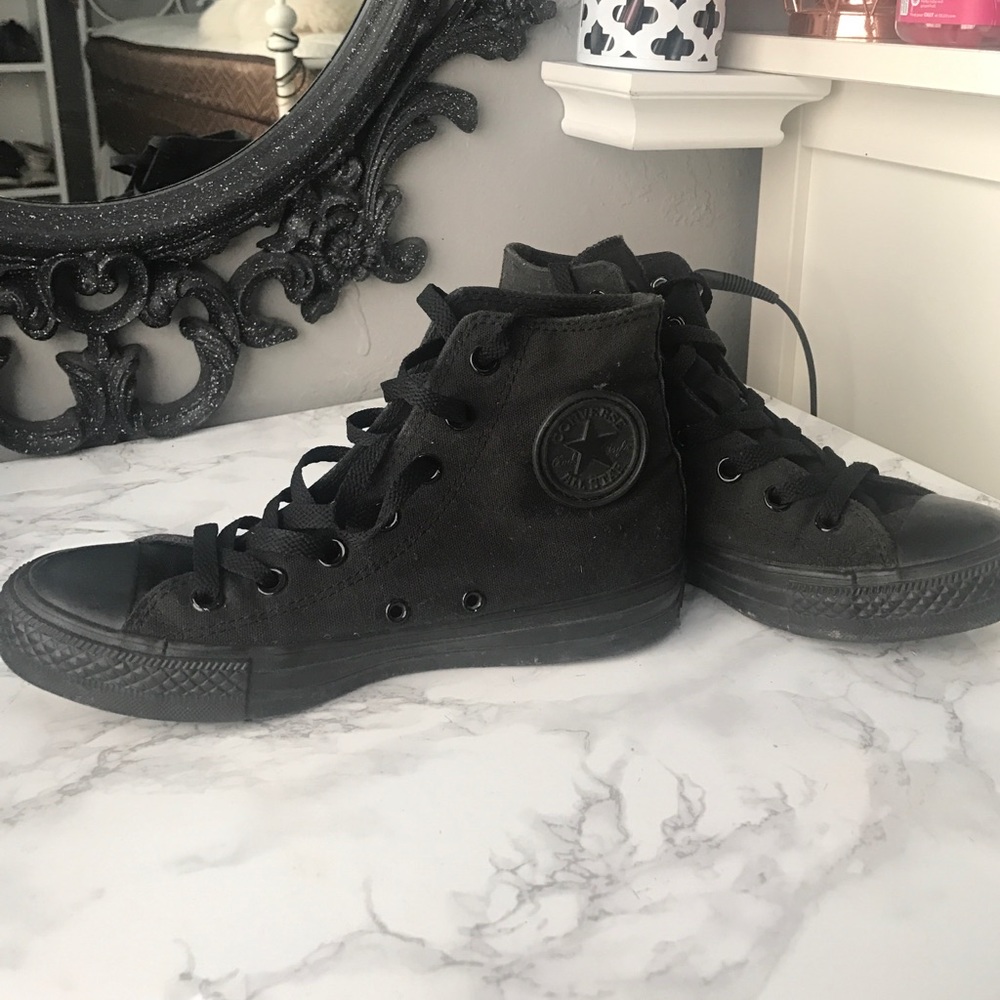 ALL BLACK CONVERSE!