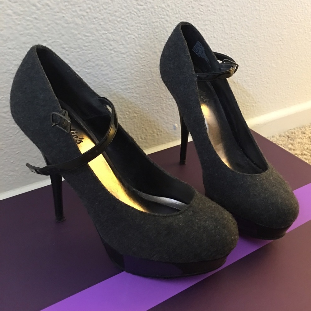 High heels 👠  size 7 1/2 Candie's