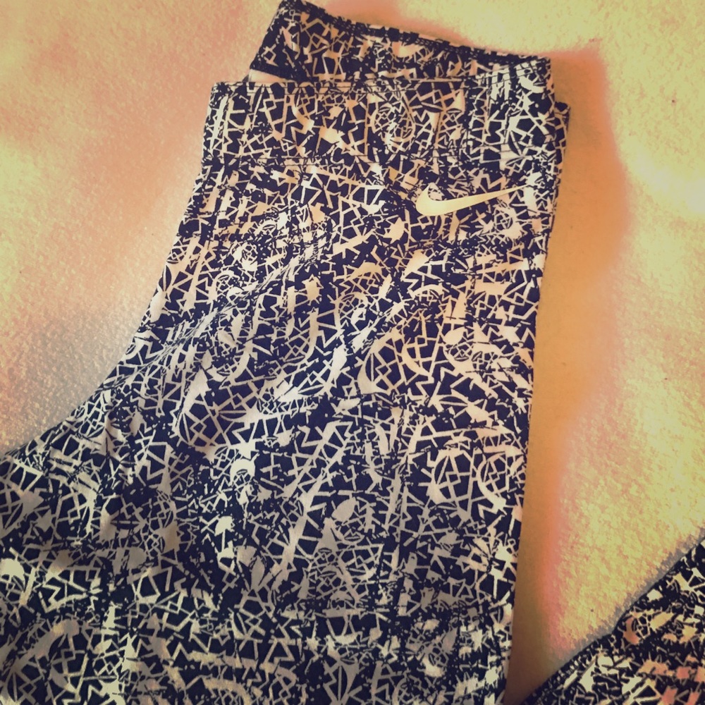 B&W crop Nike leggings NWOT