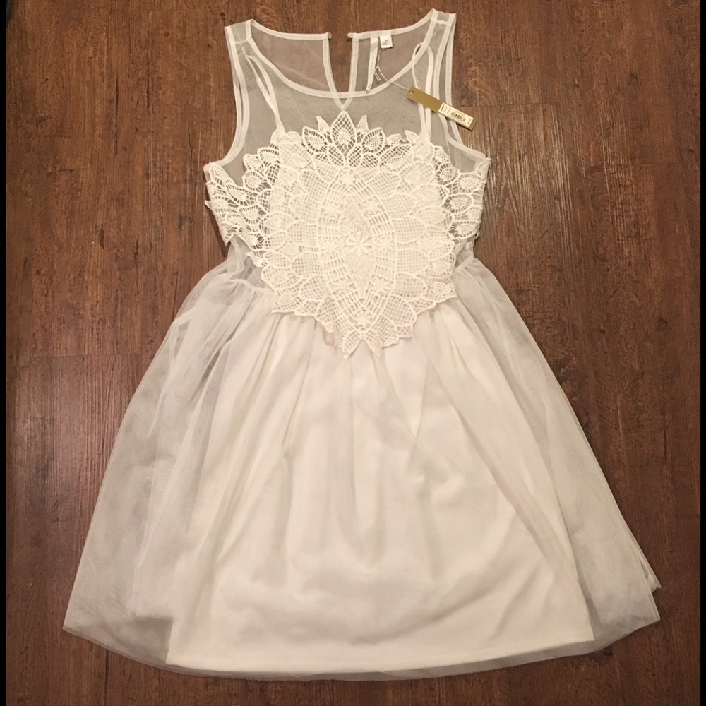 Beautiful white LC dress!