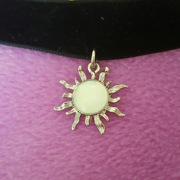 Velvet Choker - Picture 2 of 2