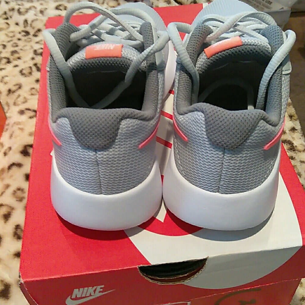 Nike kids athletic sneaker - Picture 2 of 4