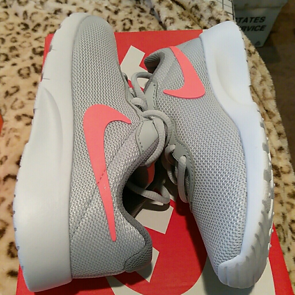 Nike kids athletic sneaker - Picture 3 of 4