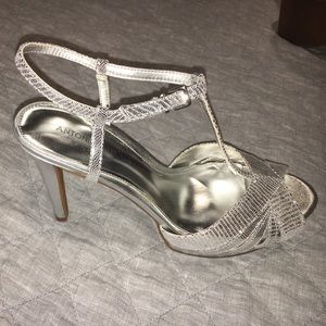Antonio Melani Silver Platform shoes Size 9