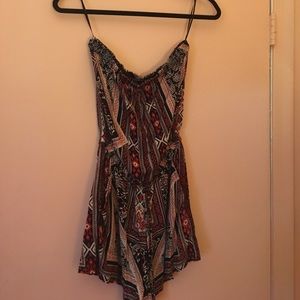 Strapless patterned romper