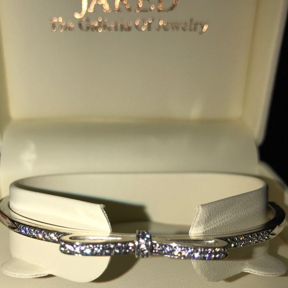 Silver bow bracelet