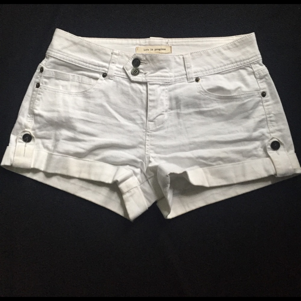 NEW! White-Denim Button Design Shorts 🍋