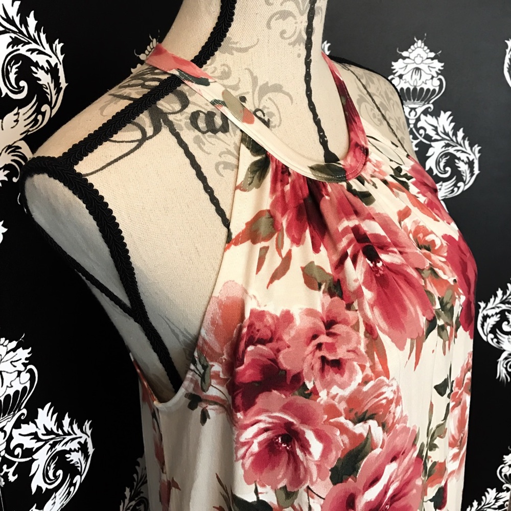 NWT! 🍀 Beautiful floral tank! 🌺 - Picture 2 of 4