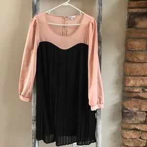 Mono maternity pleaded dress 👗 M