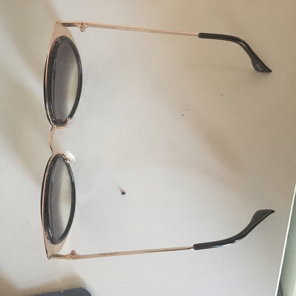 Sunglasses! Black and gold - Picture 2 of 2