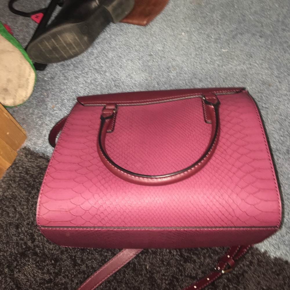 Guess purse - Picture 3 of 4