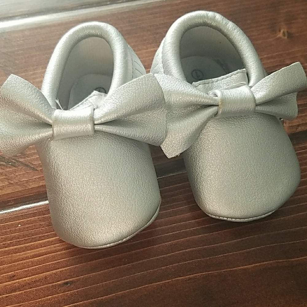 Silver bow moccasins, crib size 1