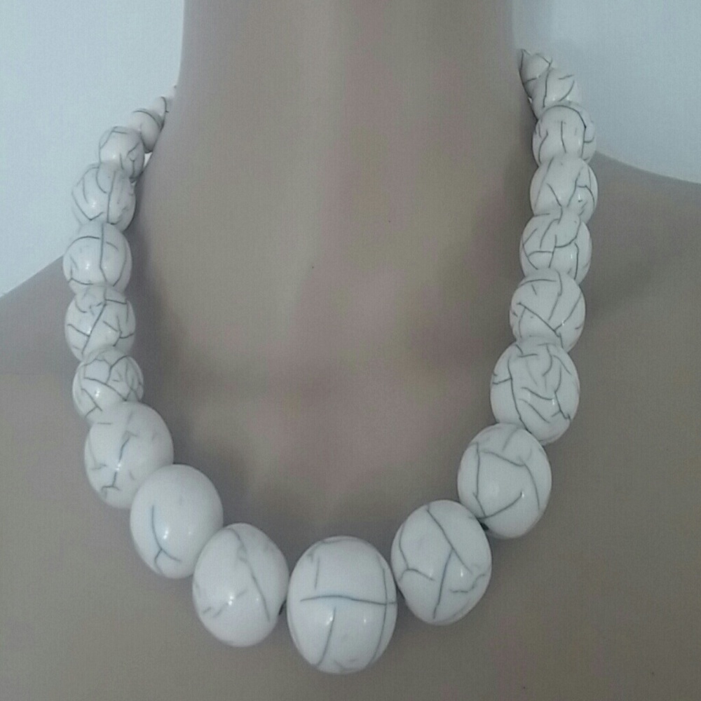 Resin beads white necklace