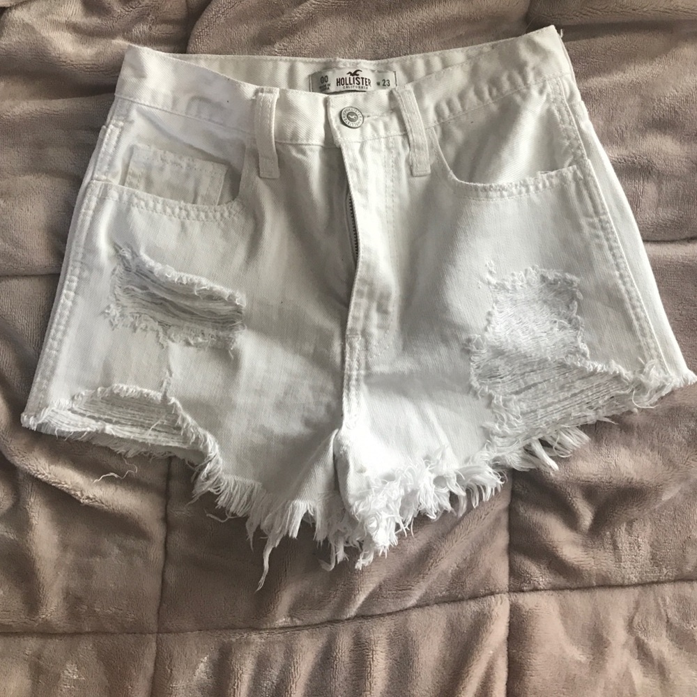 White distressed high wasted shorts🌻