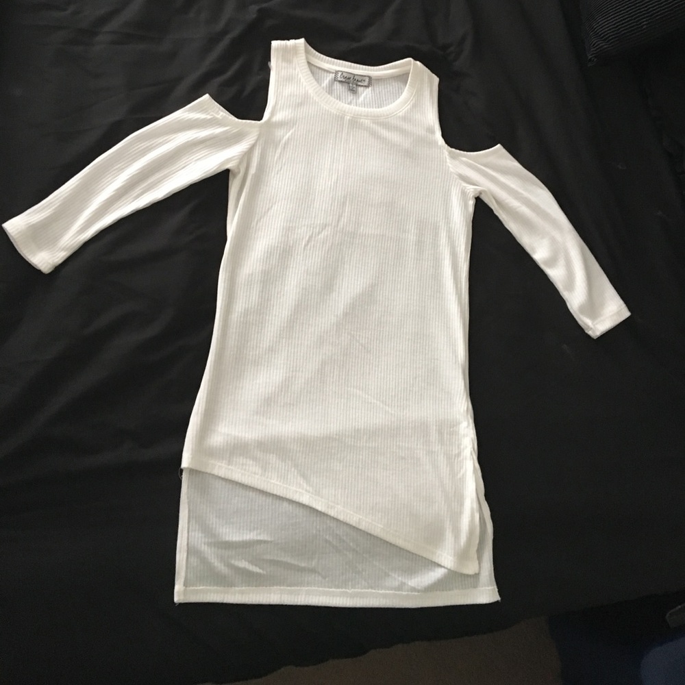 White ribbed cold shoulder asymmetrical top.