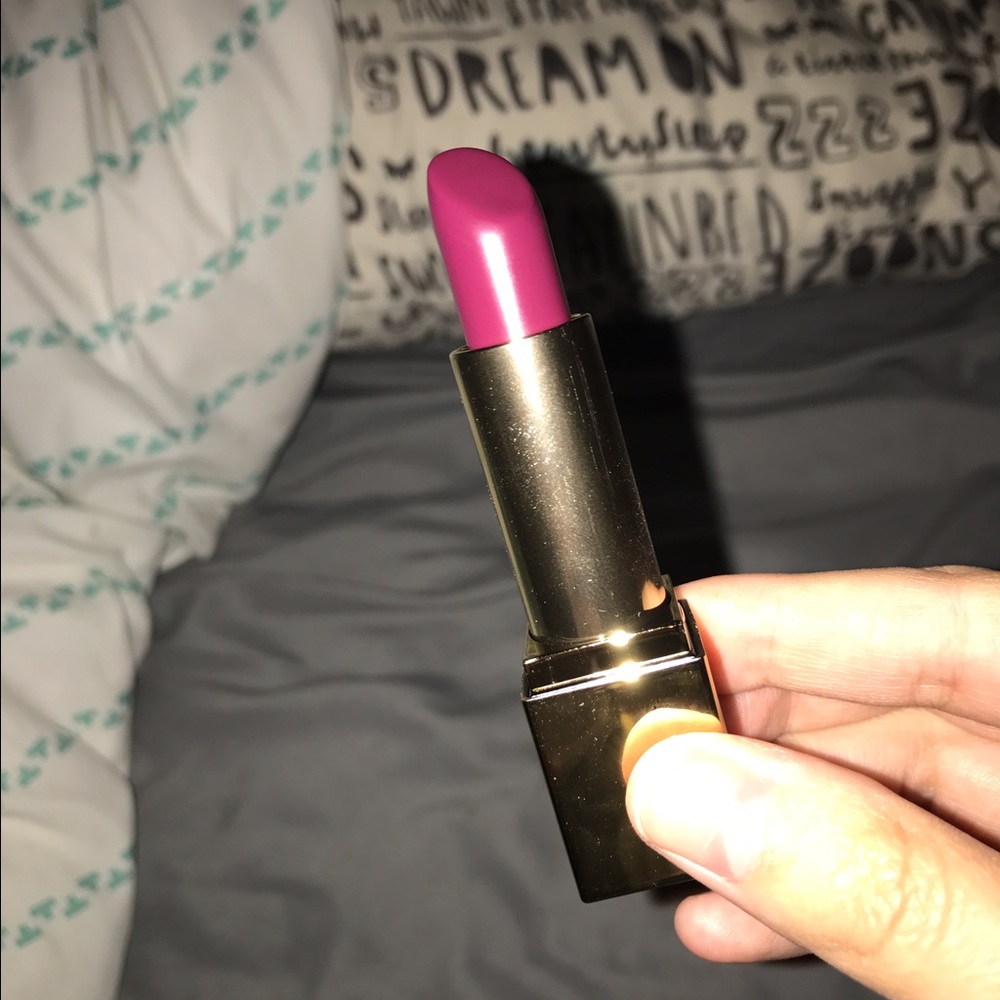Estēe Lauder Lipstick.