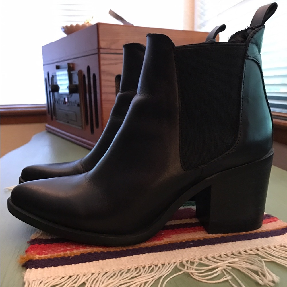 Steve Madden Pistol booties in black size 8