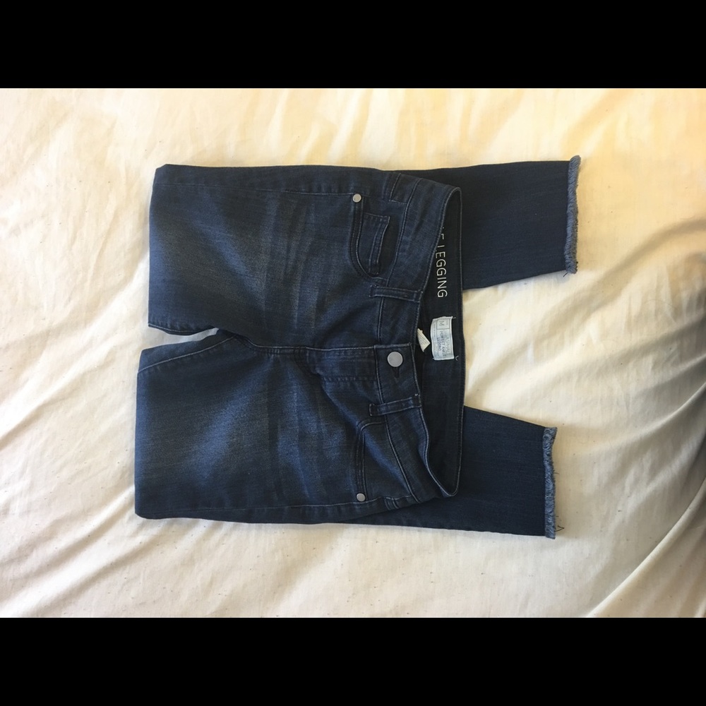 Distressed dark bleu jeans