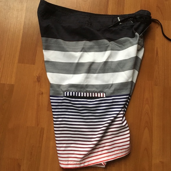 Men's Hurley board shorts - Picture 2 of 2