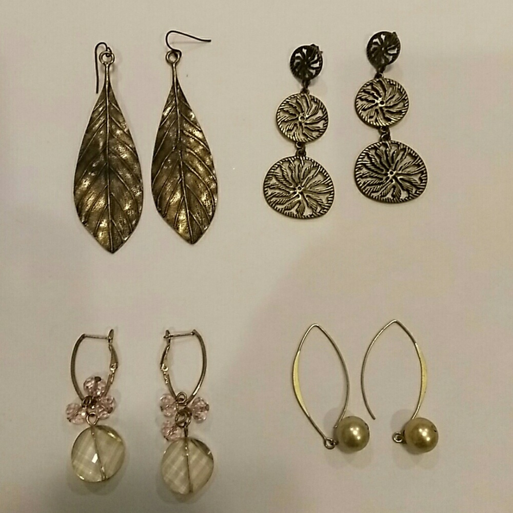 Gold earrings lot