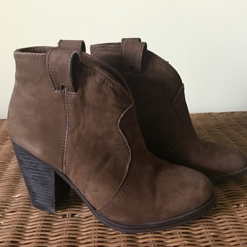 Like new Vince Camuto brown booties