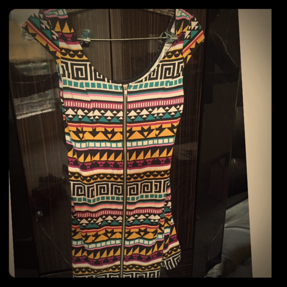 Cute patterned zipper dress!