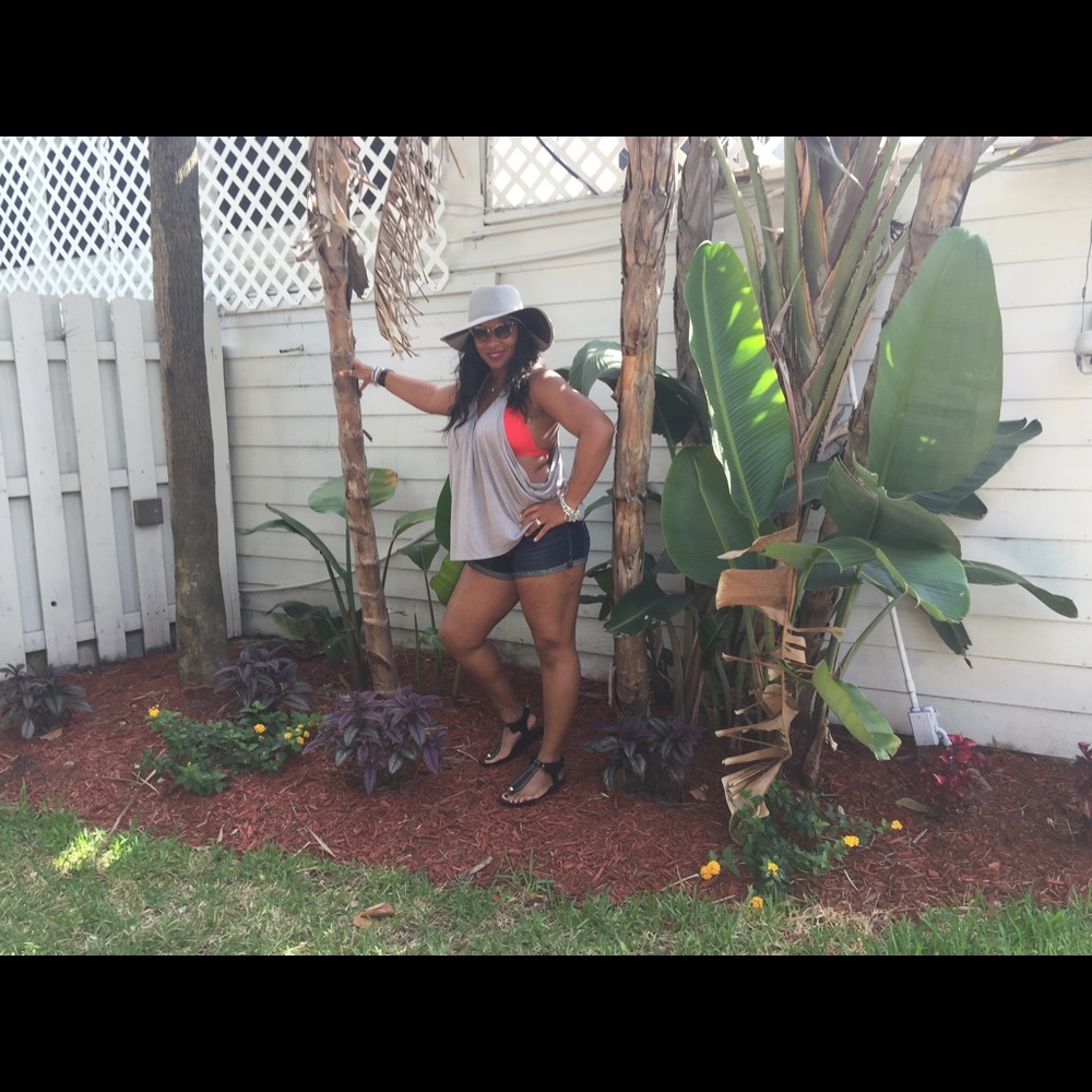 Meet your Posher, Tee