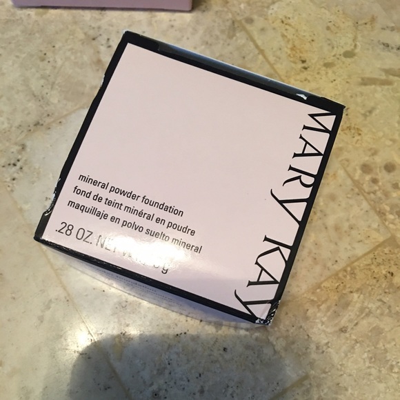 Mary Kay Mineral Powder Foundation - Picture 3 of 5