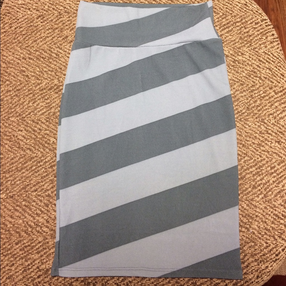 LuLaRoe Gray Striped Cassie - Picture 1 of 2