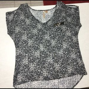 Open shoulder leopard top