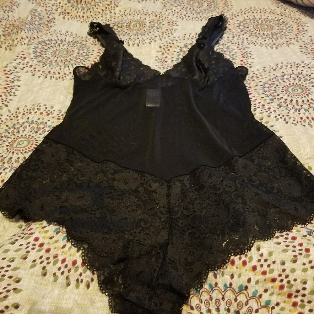 I'm selling a SEXY BLACK  LINGERIE ??