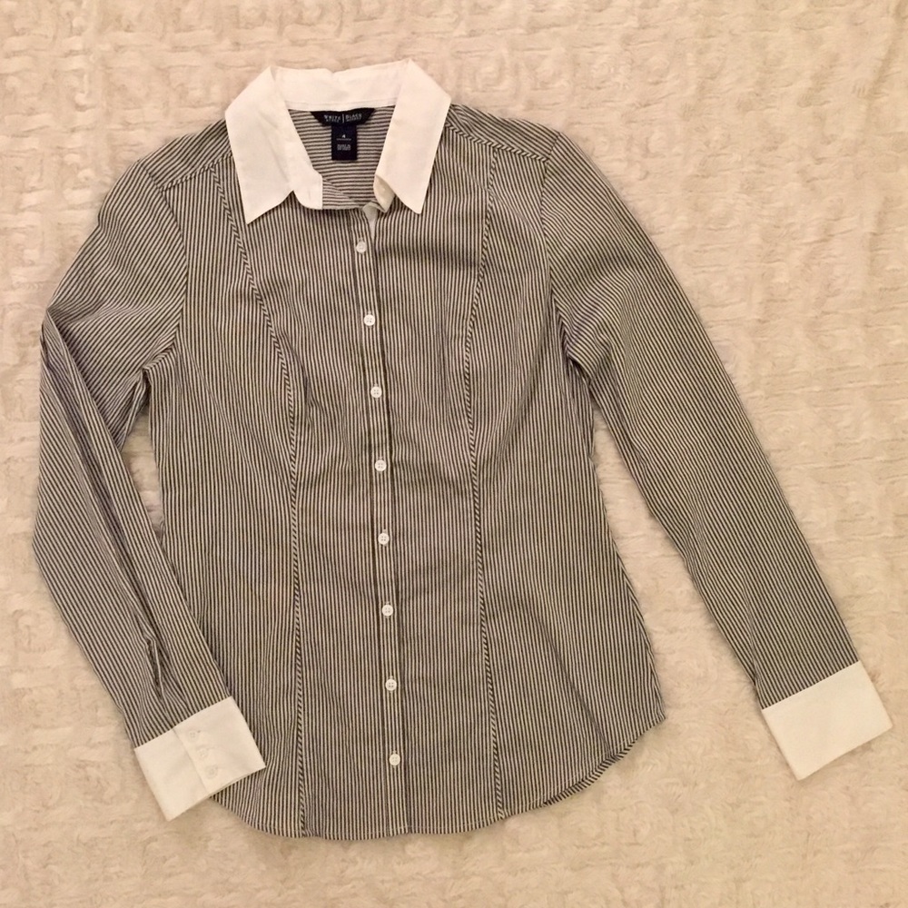 ⭐️PRICE DROP⬇️WhiteHouse BlackMarket Button Down🎉